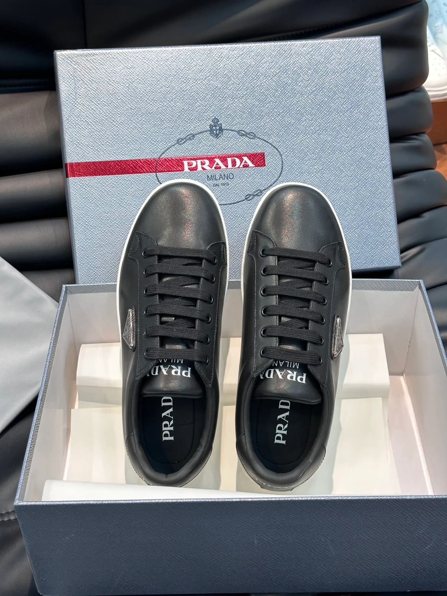 Men's shoes 💰p360 "Men's shoes 💰pRAD*" Prada's new high-end men's casual sports shoes. This leather sports shoe uses calfskin upper. The body of the shoe interprets the Prada letter brand logo from multiple angles. The brand logo is embellished on one side of the upper, all explaining the brand style. Sheepskin lining, lightweight, comfortable and durable! Size: 38-44